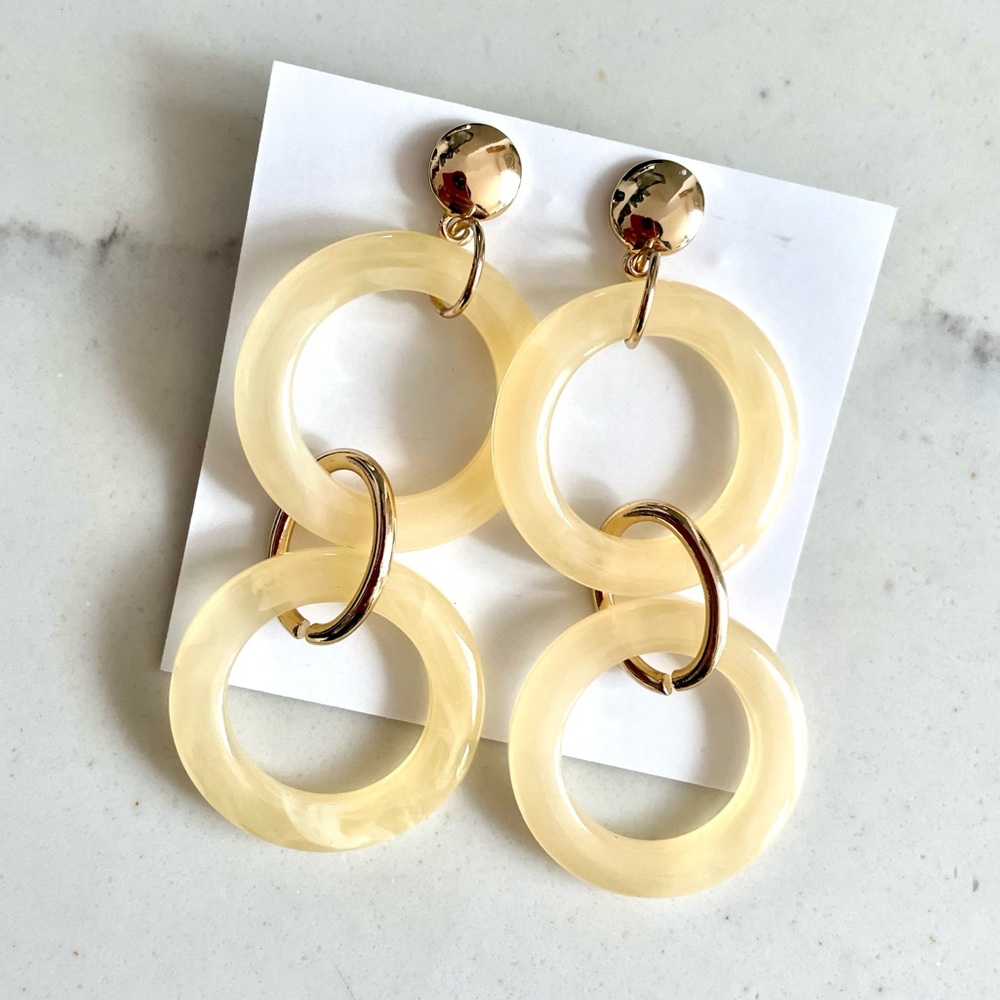 NWOT Resin earrings from Club Monaco 3” drop